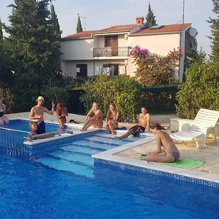 Ivanka Ap B Sa Grijanim Bazenom I Besplatnim Parkingom Apartmán *