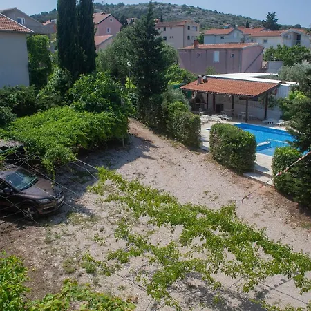 Ivanka Ap B Sa Grijanim Bazenom I Besplatnim Parkingom Apartmán