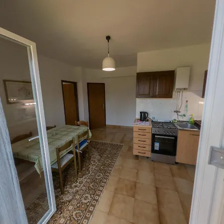 Ivanka Ap B Sa Grijanim Bazenom I Besplatnim Parkingom