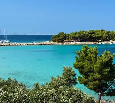 Ivanka Ap B Sa Grijanim Bazenom I Besplatnim Parkingom Apartmán