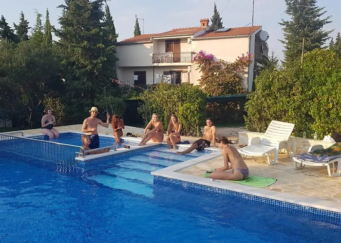 Ivanka Ap B Sa Grijanim Bazenom I Besplatnim Parkingom Apartmán *