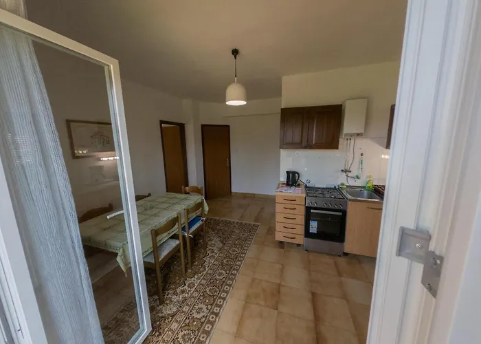 Ivanka Ap B Sa Grijanim Bazenom I Besplatnim Parkingom