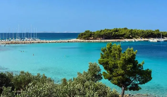 Ivanka Ap B Sa Grijanim Bazenom I Besplatnim Parkingom דירה