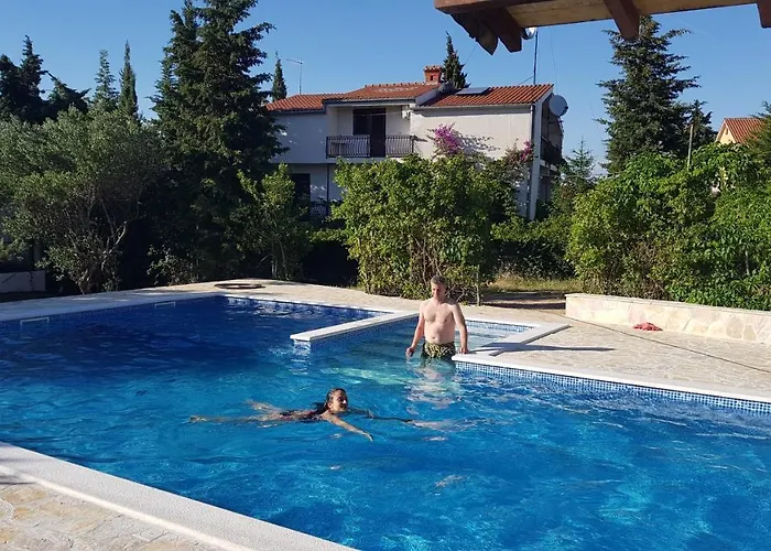 Ivanka Ap B Sa Grijanim Bazenom I Besplatnim Parkingom Murter