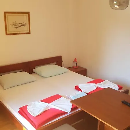 Ivanka Ap B Sa Grijanim Bazenom I Besplatnim Parkingom Murter