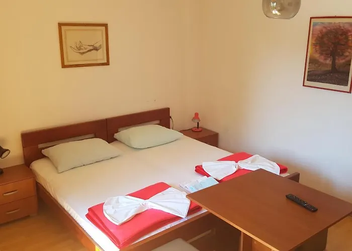 Ivanka Ap B Sa Grijanim Bazenom I Besplatnim Parkingom Murter